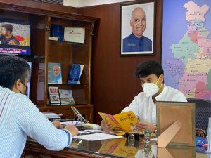 Invitation to Union Minister Jyotiraditya Shinde for the Swarajya Dhwaj program to be held in Kharda