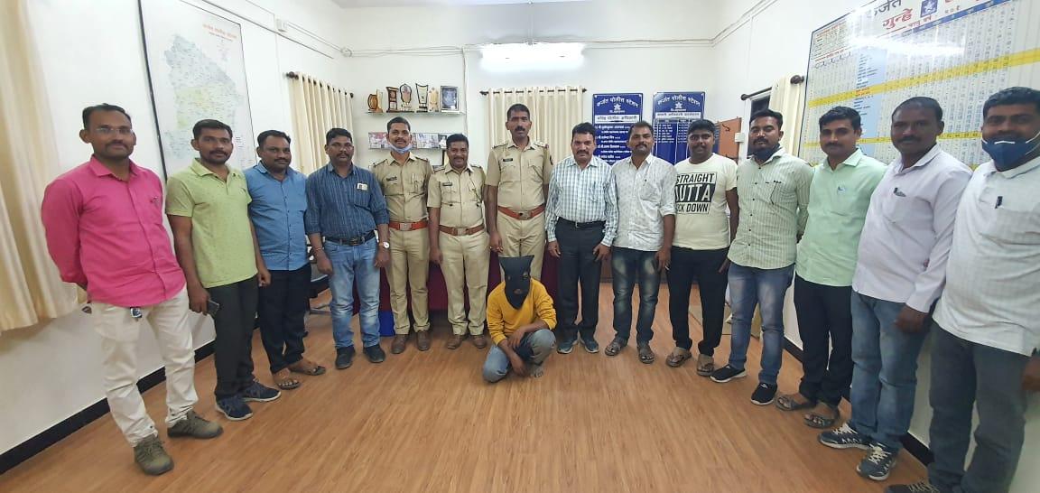 Karjat murder news | मोबाईल दे म्हणत नवर्‍याने बायकोला भोकसले : बायको ...