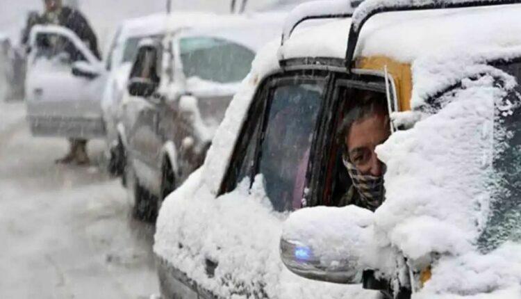 1000 vehicles stranded in heavy snowfall,21 killed, including 10 children in pakisathan