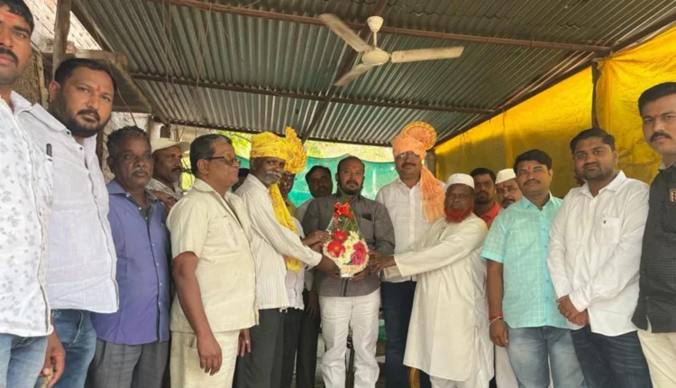 Karjatkar honors Farooq Beg who participated in Ahmednagar Bangladesh Cycle Rally