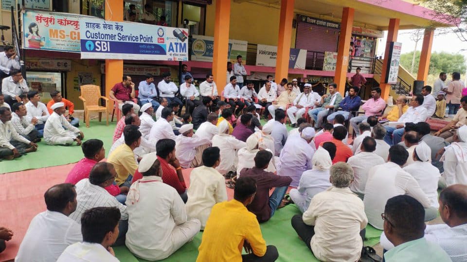 Surat-Hyderabad Greenfield Project, Rohit Pawar interacts with Jamkhed farmers regarding land acquisition