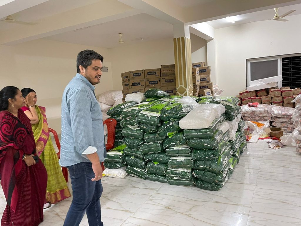 Rohit Pawar visited Sironcha area in flood affected Gadchiroli, provided essential items to the flood victims.