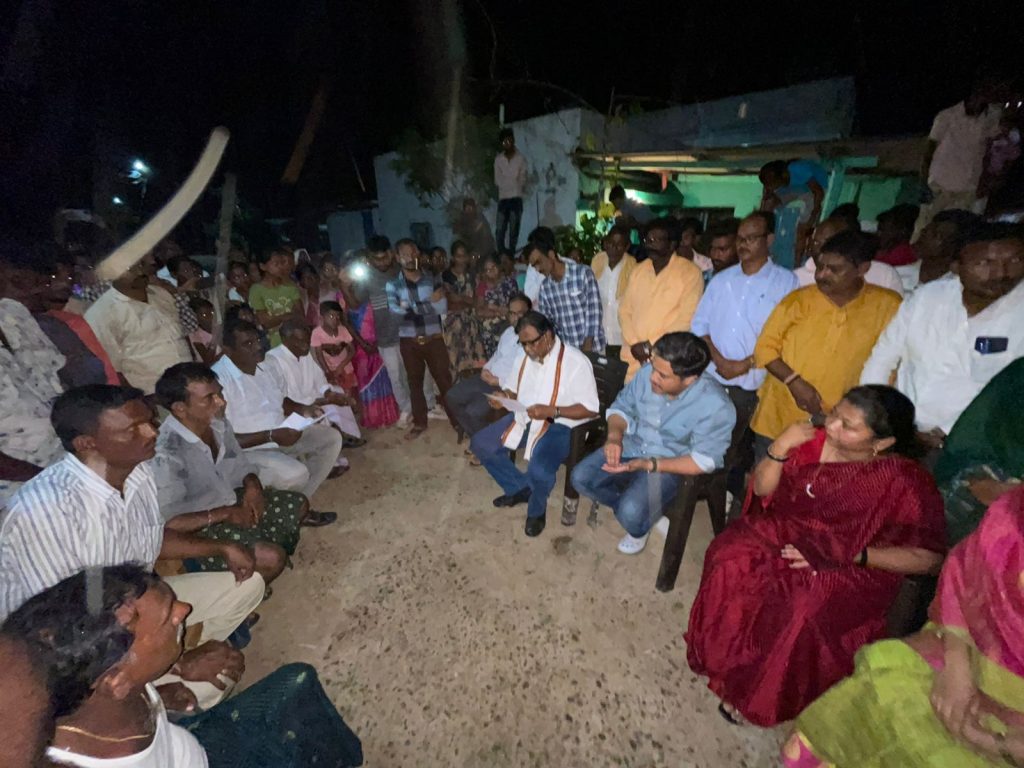 Rohit Pawar visited Sironcha area in flood affected Gadchiroli, provided essential items to the flood victims.