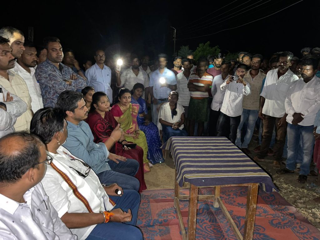 Rohit Pawar visited Sironcha area in flood affected Gadchiroli, provided essential items to the flood victims.