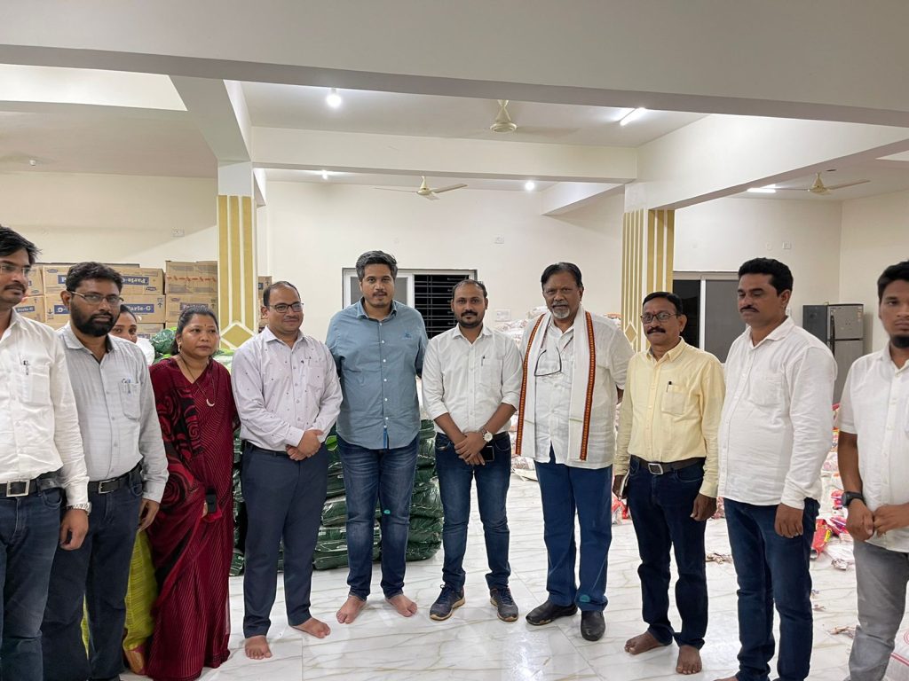 Rohit Pawar visited Sironcha area in flood affected Gadchiroli, provided essential items to the flood victims.