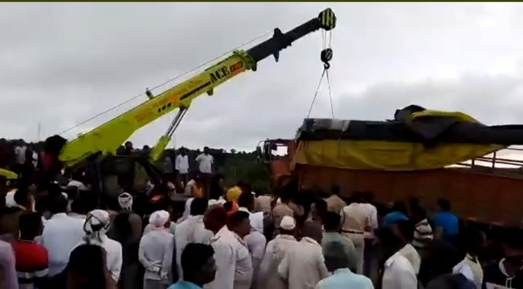 BREAKING, Eicher Tempo-Swift car accident near Patoda, six killed on the spot in patoda accident