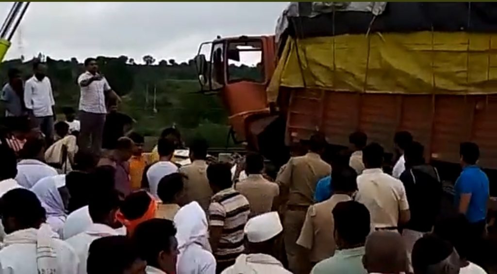 BREAKING, Eicher Tempo-Swift car accident near Patoda, six killed on the spot in patoda accident
