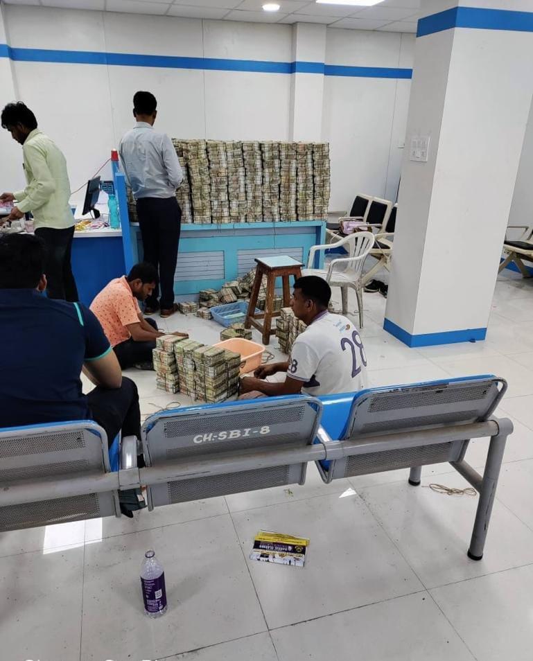 Income Tax Department raids in Maharashtra, Big scam revealed in Income Tax department raids in jalna, cash worth 58 crores, 32 kg gold, benami assets worth 390 crores seized