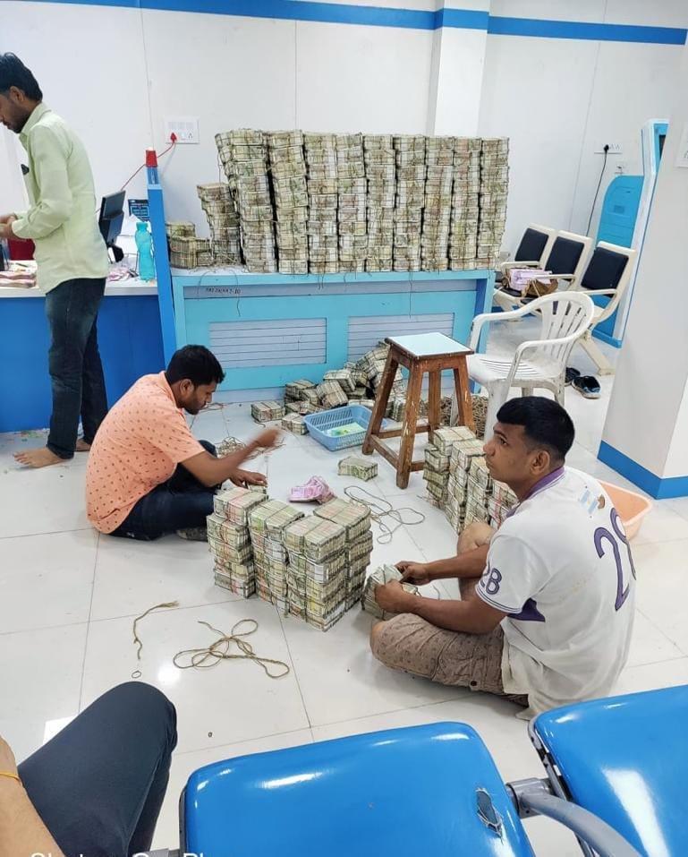 Income Tax Department raids in Maharashtra, Big scam revealed in Income Tax department raids in jalna, cash worth 58 crores, 32 kg gold, benami assets worth 390 crores seized