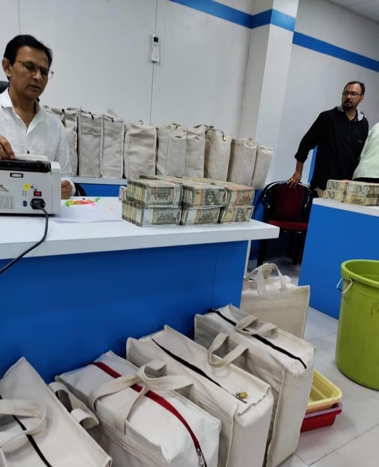 Income Tax Department raids in Maharashtra, Big scam revealed in Income Tax department raids in jalna, cash worth 58 crores, 32 kg gold, benami assets worth 390 crores seized