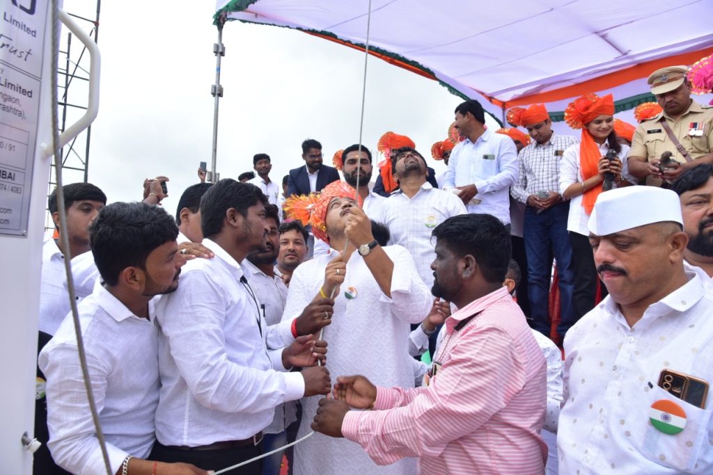 100 feet tiranga flag was hoisted at Constitution Square of Jamkhed in the presence of thousands of citizens