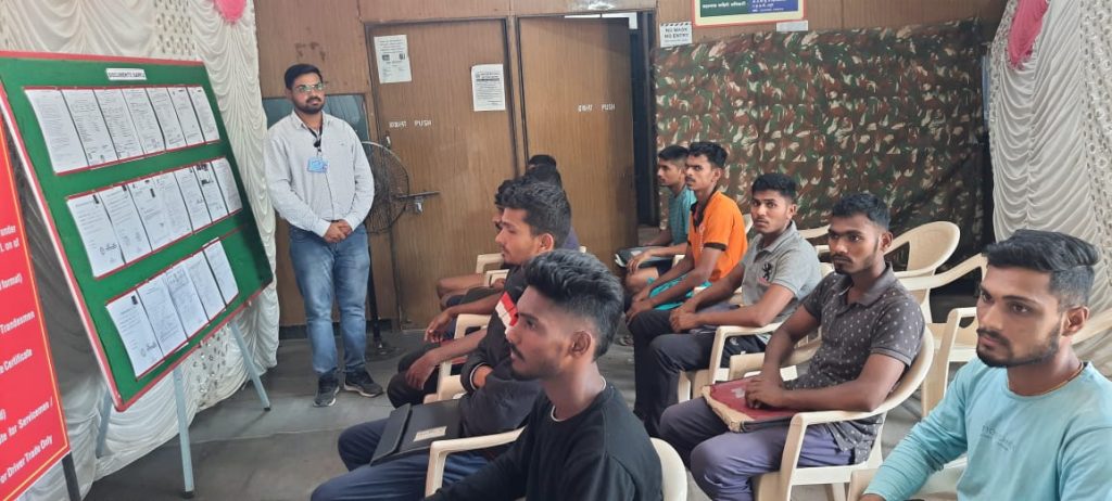 transparent and fast recruitment process of 'Agniveer' is being implemented, eligibility test of 5000 youth is being conducted every day in rahuri