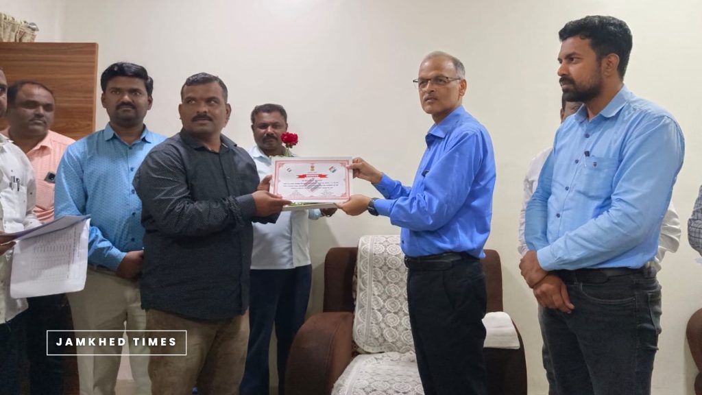 20 BLO in Karjat Jamkhed honored, Aadhaar linking will make the voter list clean and healthy - Chief Electoral Officer Shrikant Deshpande