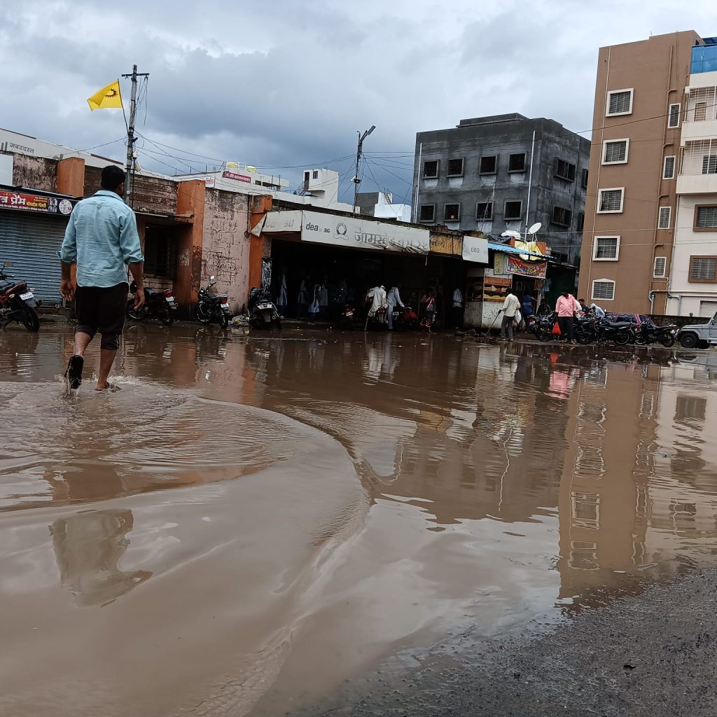 Jamkhed bus station area is flooded, passengers are in state of disarray, everyone is ignoring health of passengers