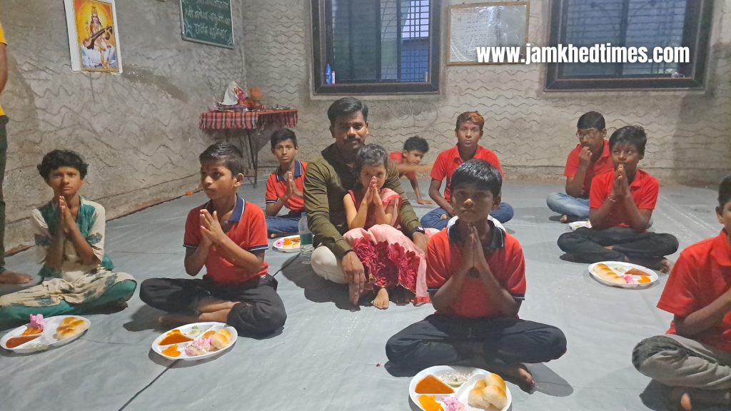 Police Constable Arun Pawar Maintains Unique Social Commitment, celebrates beloved daughter's birthday with disabled, distributes school materials to Urdu school students