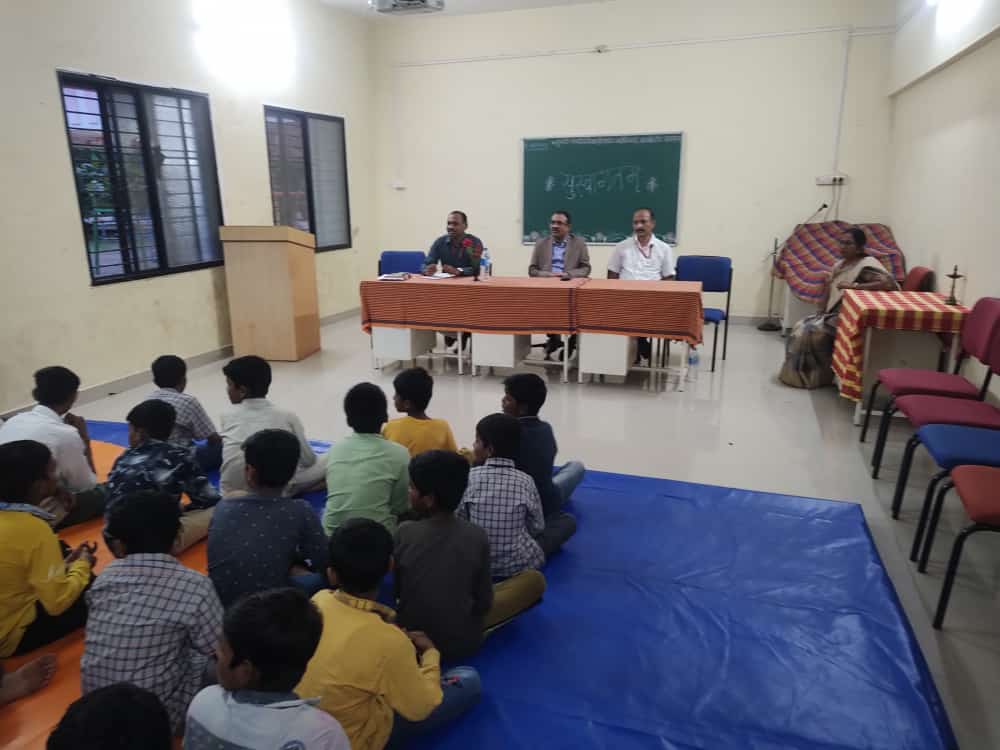 State Social Welfare Commissioner Dr. Prashant Naranvare interacted with the students of Jamkhed 