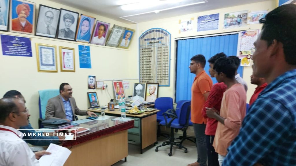 State Social Welfare Commissioner Dr. Prashant Naranvare interacted with the students of Jamkhed 