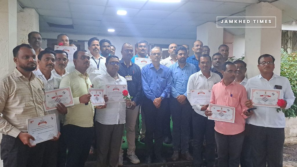 20 BLO in Karjat Jamkhed honored, Aadhaar linking will make the voter list clean and healthy - Chief Electoral Officer Shrikant Deshpande