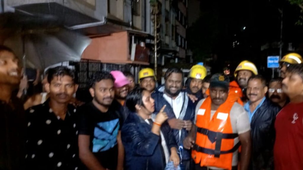 12 lives were saved by fire brigade, heavy rains in Pune, 12 people trapped in water were rescued by Pune fire brigade