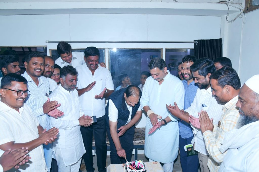 Chhatrapati Sambhaji Maharaj interacted with poet Prof. Pawar, Appreciation of Pawar's Samiksha book