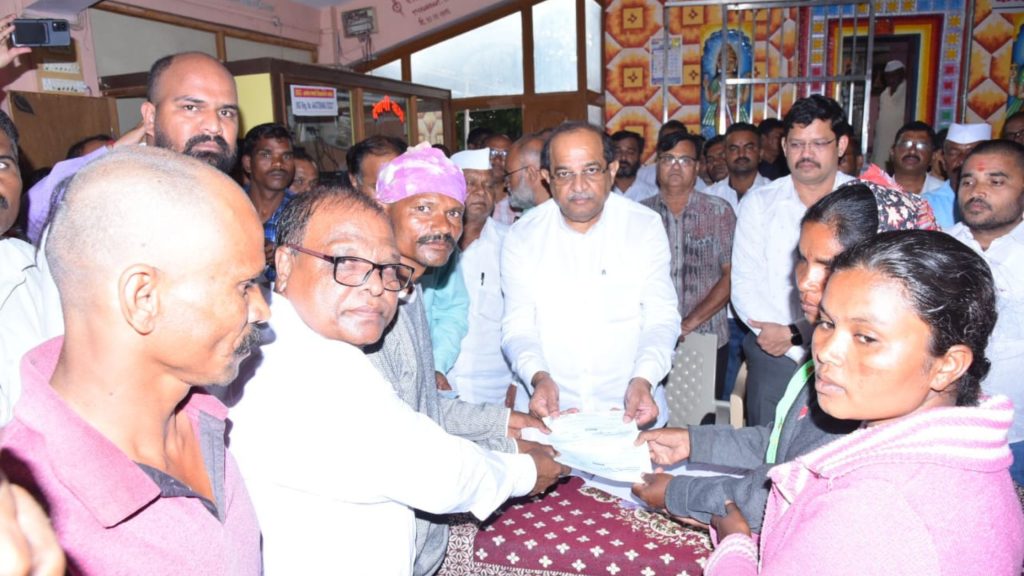 Distribution of government assistance of four lakh rupees each to the heirs of the deceased in the electricity accident, Radhakrishna vikhe patil Sangamner News,