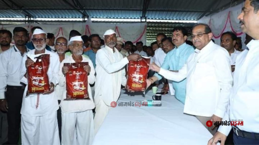 Guardian Minister Radhakrishna Vikhe-Patil reprimanded those who criticized the Ananda Cha Shidha initiative