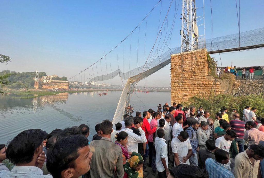 Gujarat Morbi bridge collapse, Morbi bridge incident 12 members of BJP MP's family were died, 150 people have died in the Morbi bridge collapse so far,