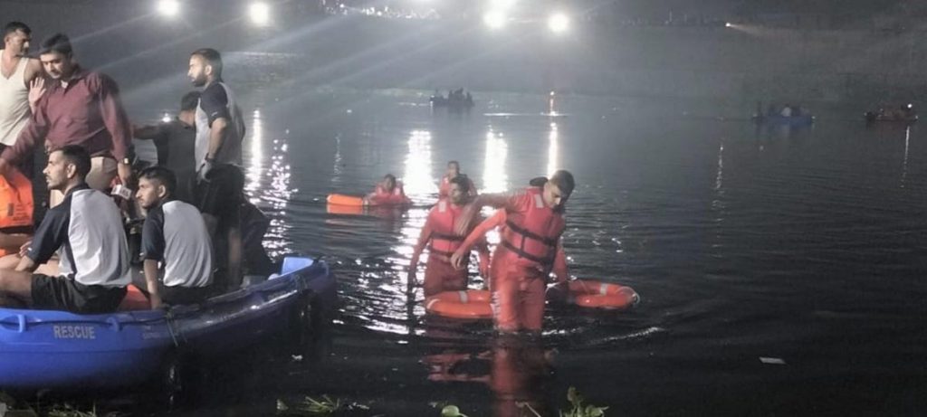 Gujarat Morbi bridge collapse, Morbi bridge incident 12 members of BJP MP's family were died, 150 people have died in the Morbi bridge collapse so far,