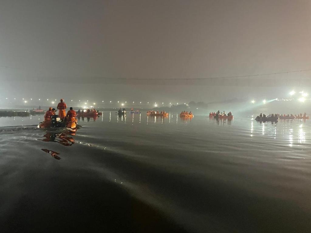 Gujarat Morbi bridge collapse, Morbi bridge incident 12 members of BJP MP's family were died, 150 people have died in the Morbi bridge collapse so far,