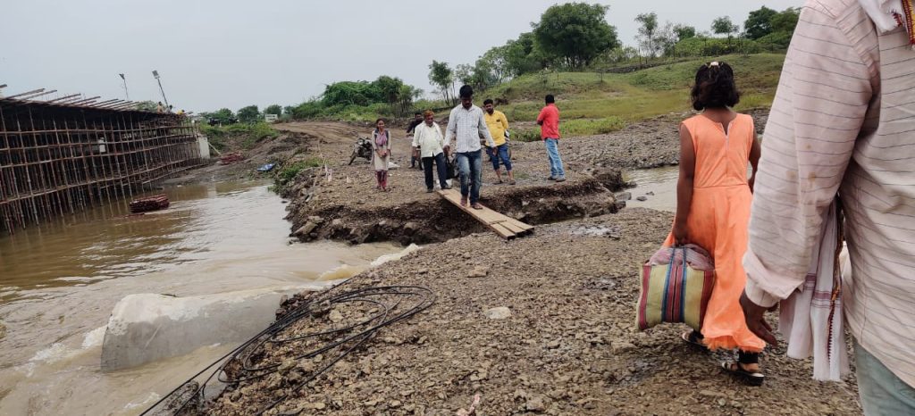 Disturbance in another Diwali.. Bridge over river Bhawar washed away, Jamkhed-Patoda road closed for traffic again, jamkhed news today