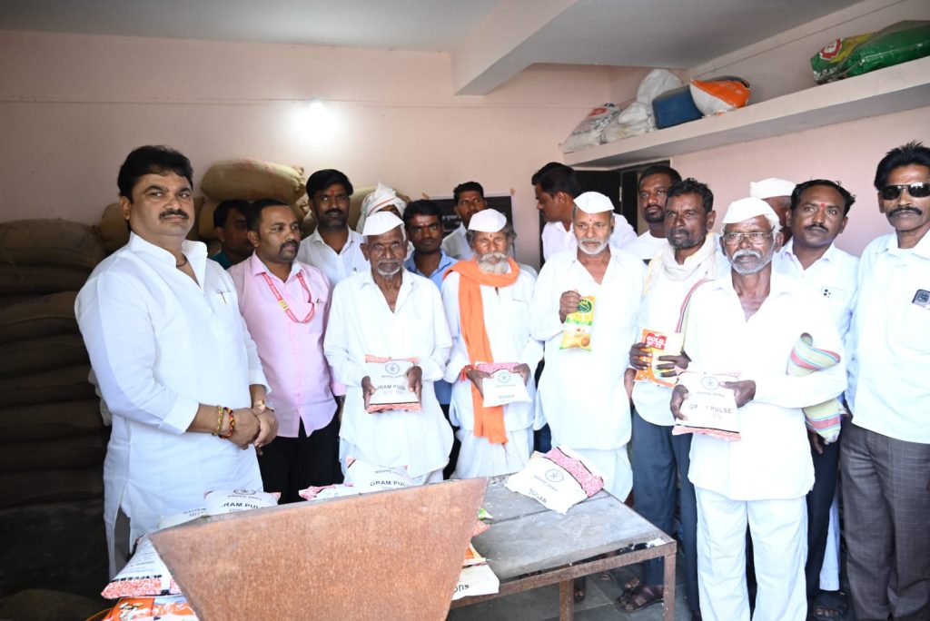 Jamkhed, Anandacha shidha ration kits will be distributed to 1 lakh 78 thousand beneficiaries, campaign started from Chondi by MLA Ram Shinde