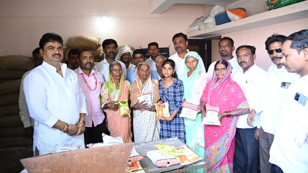 Jamkhed, Anandacha shidha ration kits will be distributed to 1 lakh 78 thousand beneficiaries, campaign started from Chondi by MLA Ram Shinde