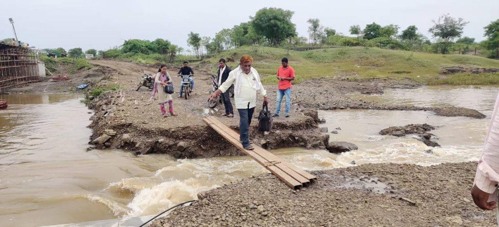 Disturbance in another Diwali.. Bridge over river Bhawar washed away, Jamkhed-Patoda road closed for traffic again, jamkhed news today