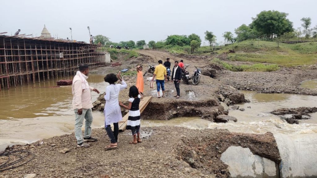 Disturbance in another Diwali.. Bridge over river Bhawar washed away, Jamkhed-Patoda road closed for traffic again, jamkhed news today