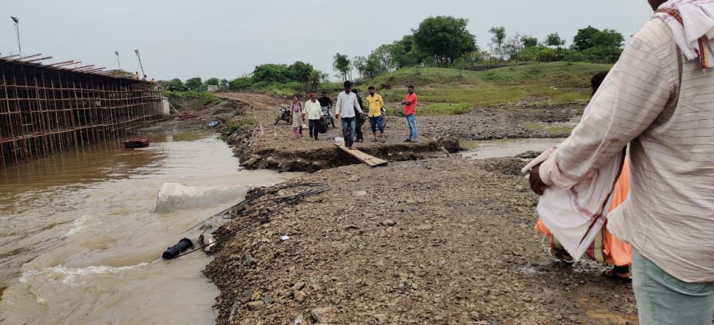 Disturbance in another Diwali.. Bridge over river Bhawar washed away, Jamkhed-Patoda road closed for traffic again, jamkhed news today
