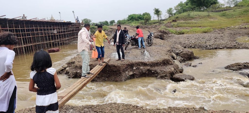 Disturbance in another Diwali.. Bridge over river Bhawar washed away, Jamkhed-Patoda road closed for traffic again, jamkhed news today