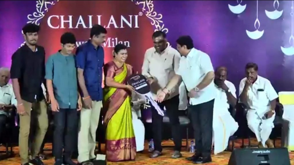 Diwali 2022 Bonuses and Gifts News, Owner of Jayanti jewelery store in Chennai gifts cars and bikes to employees on Diwali, Jayanti Lal Chalani,Diamond merchant Savji Dholakia news,