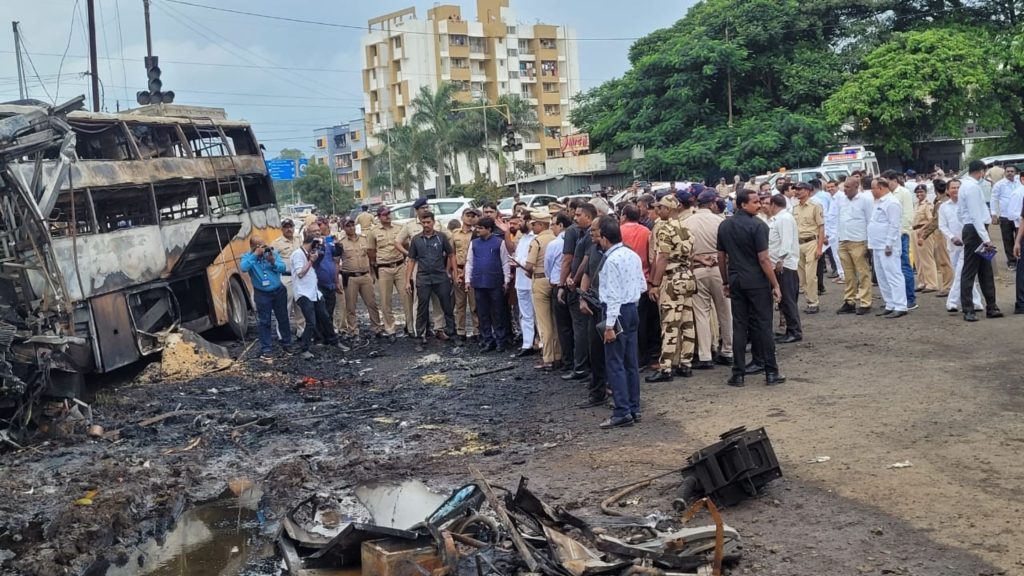 12 people died and 28 people were injured in Nashik bus accident that shook the heart, Chief Minister Eknath Shinde inspected the incident site in Nashik Bus Accident