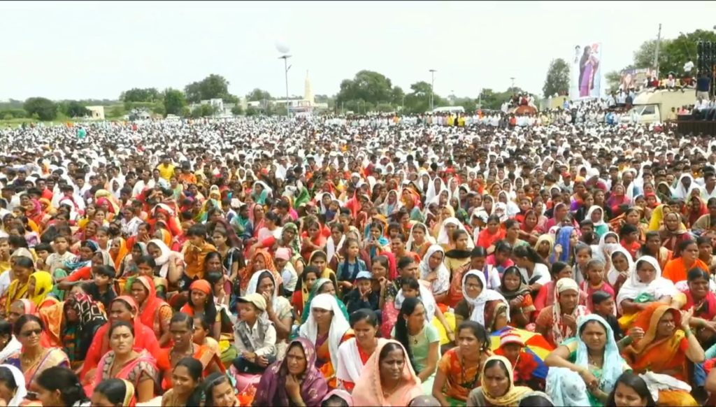 As soon as Pankaja Munde's speech was over there was chaos in the gathering, police lathi-charged, pankaja mundhe dasara melava news