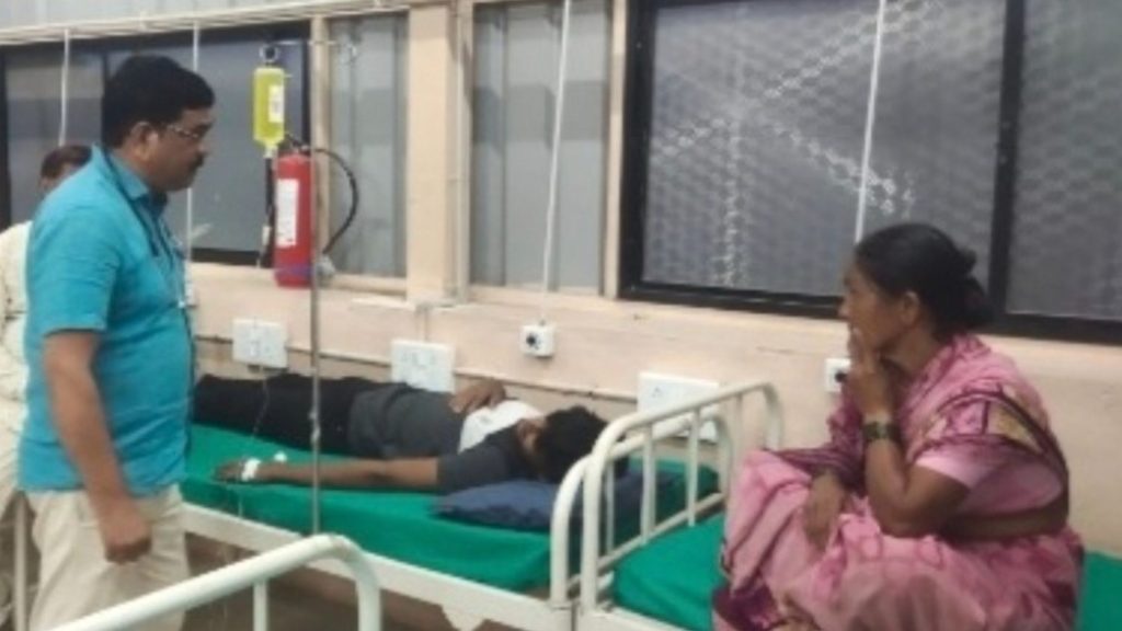 young man injured by lightning in dighol Jamkhed taluka, stormy rain continues, jamkhed news today