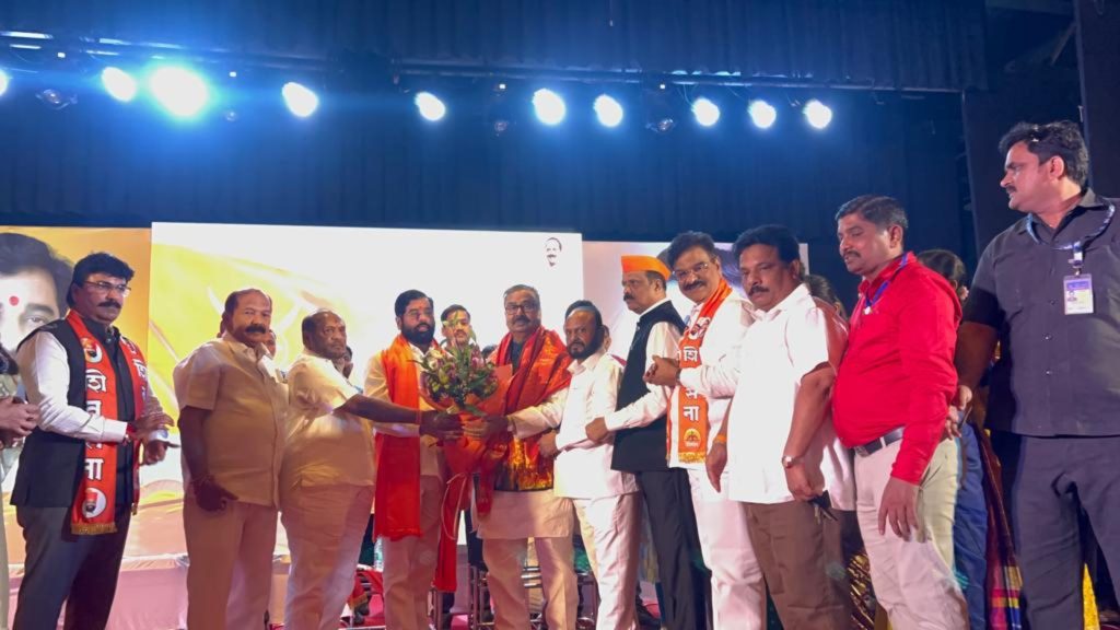 Big news, Another political earthquake, shiv sena MP gajanan kirtikar join Shinde group, Big shock to Uddhav Thackeray