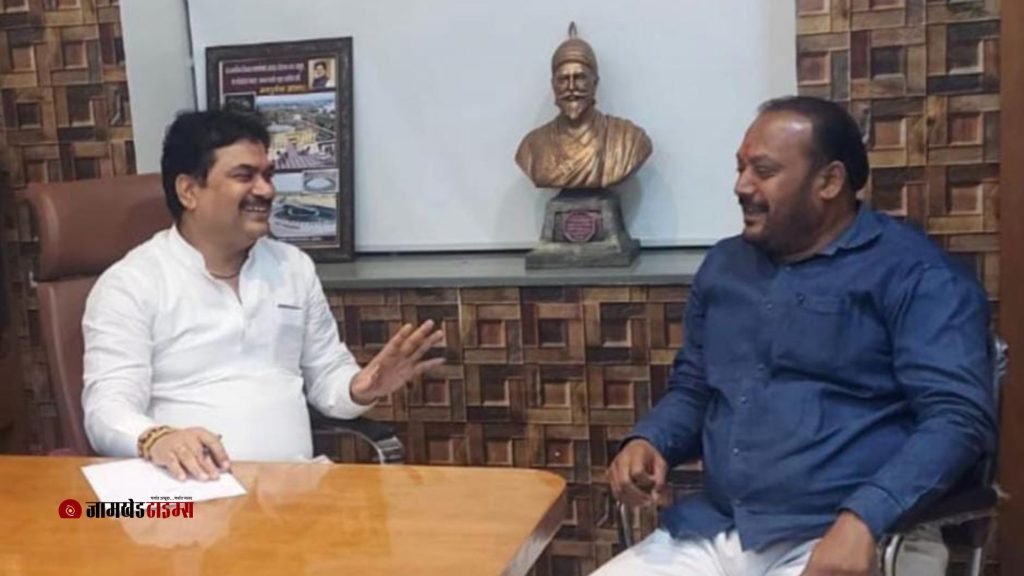 Congress leader Pravin Ghule meets MLA Ram Shinde, closed-door meeting between the two leaders at midnight