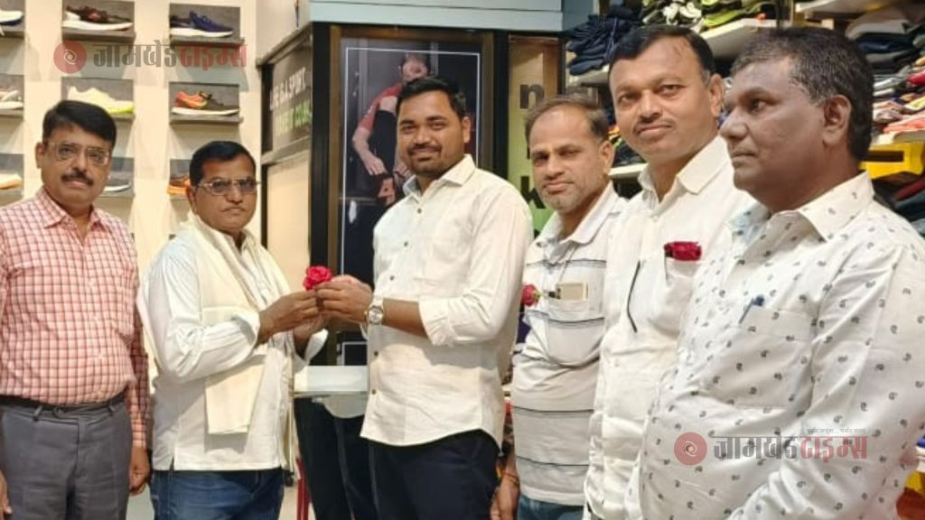 Dilip Nimonkar felicitated by Beed District Sessions Judge Satyawan Doke
