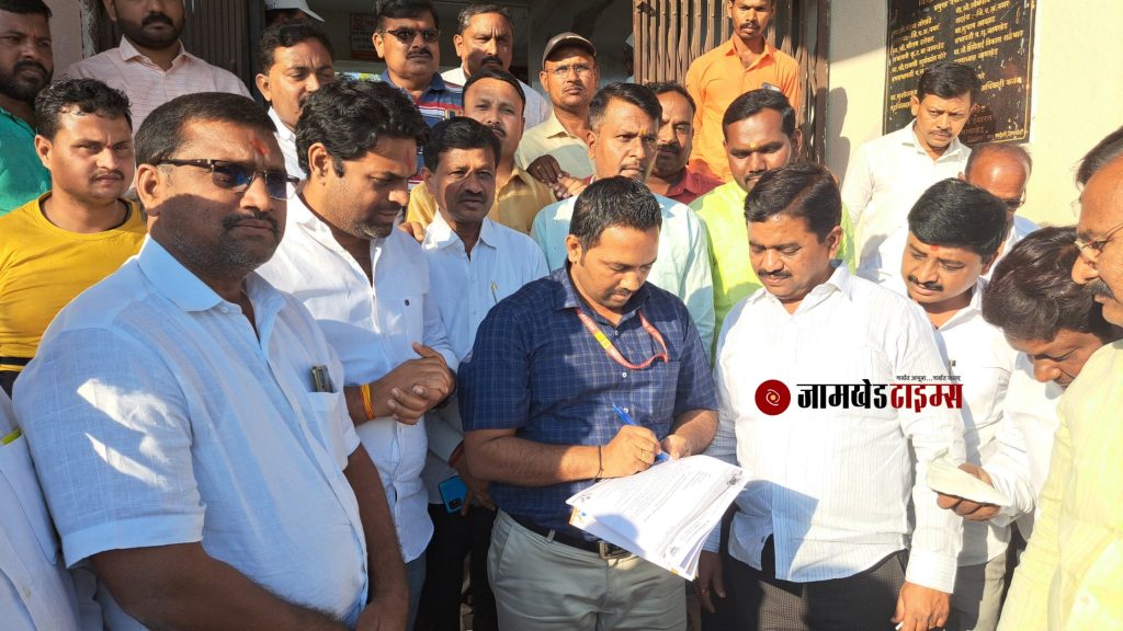14 serious allegations of BJP against Jamkhed nagarparishad mukhyadhikari Mininath Dandavate, BJP has become aggressive to demand that he should be transferred after thorough investigation,