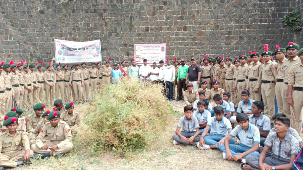 Rashtriya Chhatra Sena's debut in the Amritmohatsvi year, cleanliness campaign was implemented by Jamkhed NCC