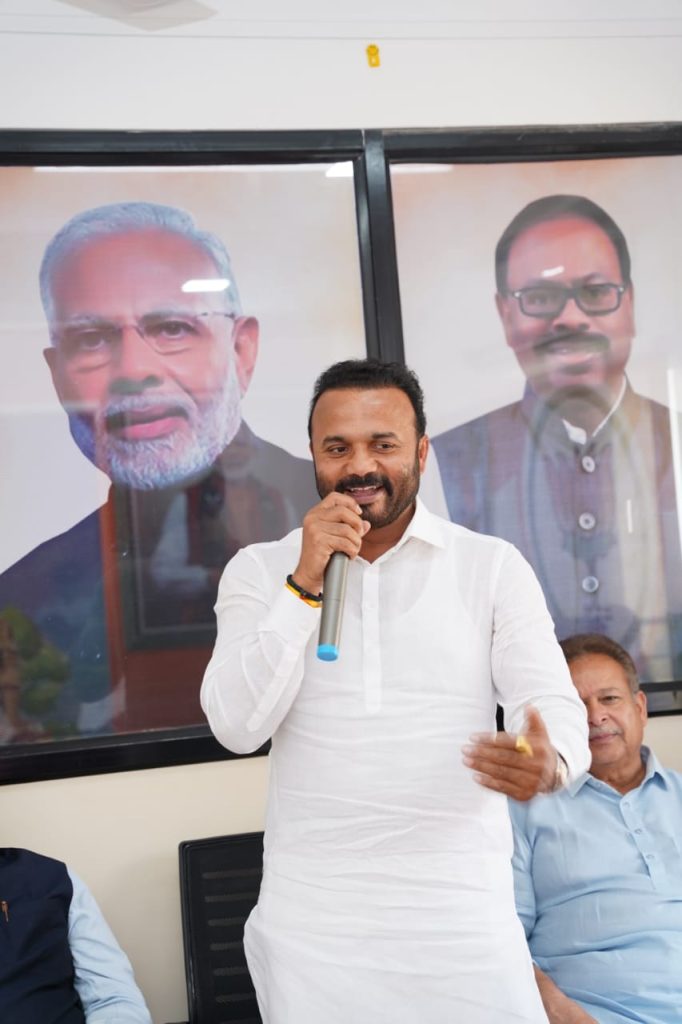 Car accident of BJP MLA Jayakumar Gore, car plunged into a 50-foot river