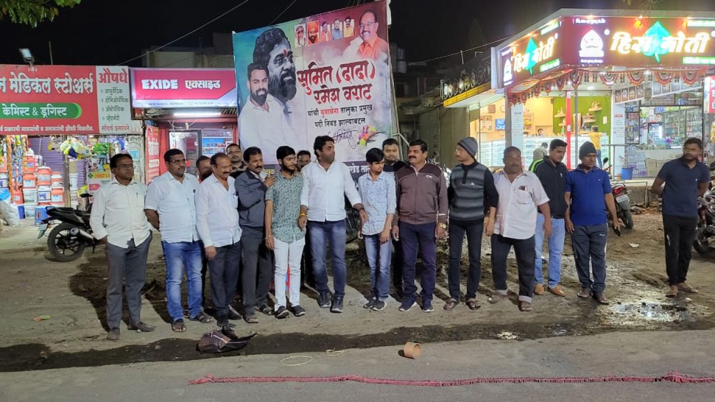 As soon as order came to transfer mukhyashikari Mininath Dandavate, BJP set off firecrackers in Jamkhed