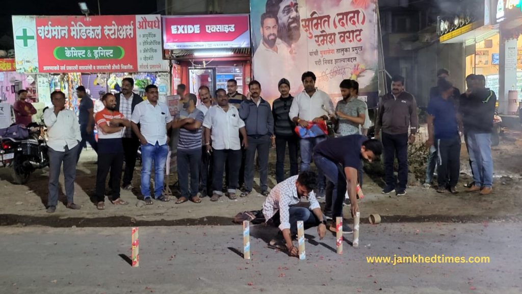 As soon as order came to transfer mukhyashikari Mininath Dandavate, BJP set off firecrackers in Jamkhed