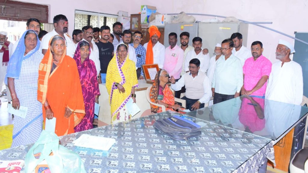 Eye examination of 314 patients on the occasion of Sarpanch Prashant Shinde's birthday