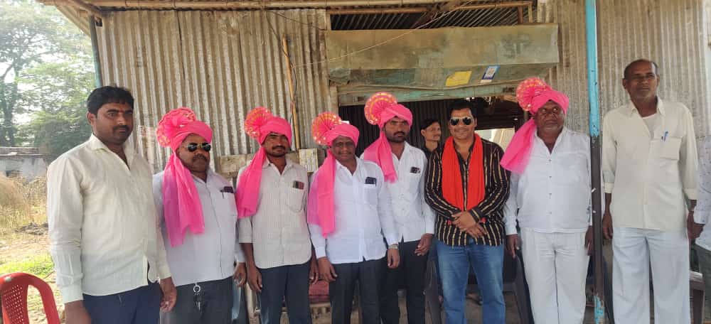 On behalf of villagers of Patoda, newly elected members of Ratnapur and Khadkat Gram Panchayat were honored with civic honors, an initiative of former Sarpanch Gaffarbhai Pathan.